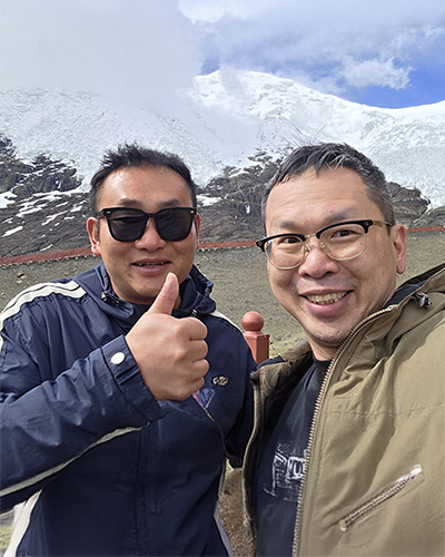 西藏旅行團 包車司機 趙偉陪伴林Sir 上山觀看卡若拉冰川