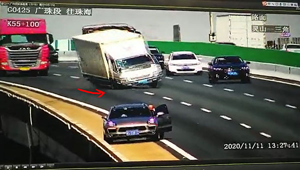 外國租車故障　應放三角形反光牌